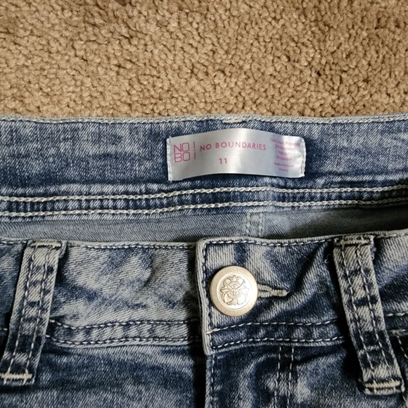 Cuffed Demin Shorts - Picture 3 of 4